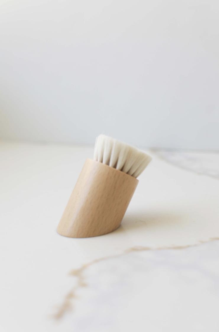 Standing Face Brush